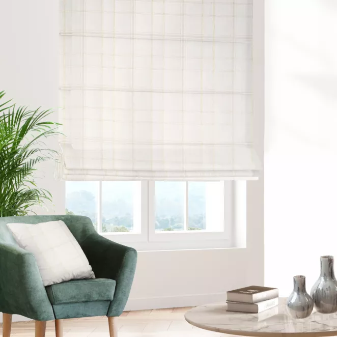 Roleta rzymska kremowo złota z gładkiej tkaniny przeplatanej błyszczącą lureksową nicią