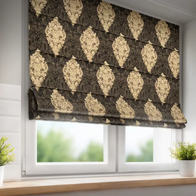 Roleta rzymska czarno złota z szenilowej tkaniny w drobny geometryczny wzór przetykany błyszczącą nicią