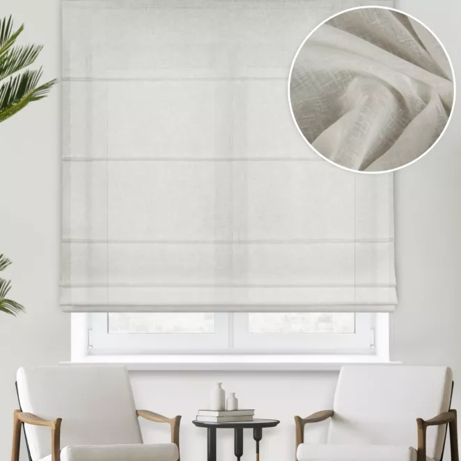 Roleta rzymska beżowa z miękkiej, matowej etaminy o naturalnym splocie, wykończona obciążnikiem