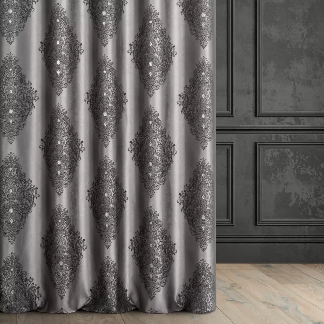 Zasłona szyta na taśmie fala popielata z tkaniny w klasyczny wzór ornamentowy z drobnym błyszczącym akcentem