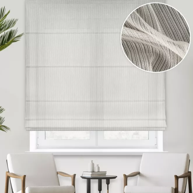 Roleta rzymska naturalna z drobnej siatki w pionowe prążki, wykończona obciążnikiem