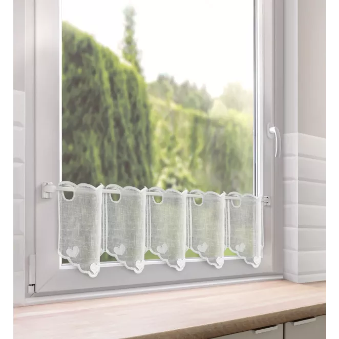 Tkanina firanowa zazdrostka zdobiona haftowaną aplikacją w kształcie serduszek Eurofirany