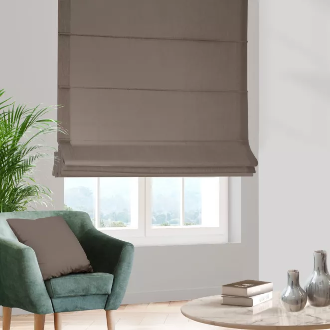 Roleta rzymska jasnobrązowa z tkaniny typu Blackout zaciemniającej w 100%