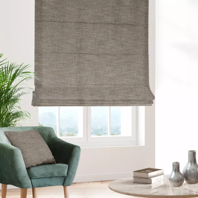 Roleta rzymska ciemnobeżowa tkanina o naturalnym charakterze z efektem melanżu