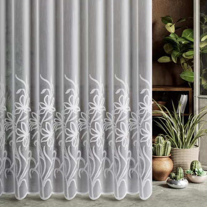 Firana szyta na flexach biała z tkaniny typu aden zdobionej roślinnym haftem