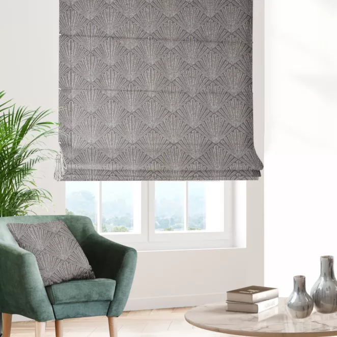 Roleta rzymska popielato szara z tkaniny, z geometrycznym wzorem, z dodatkiem połyskującej nici