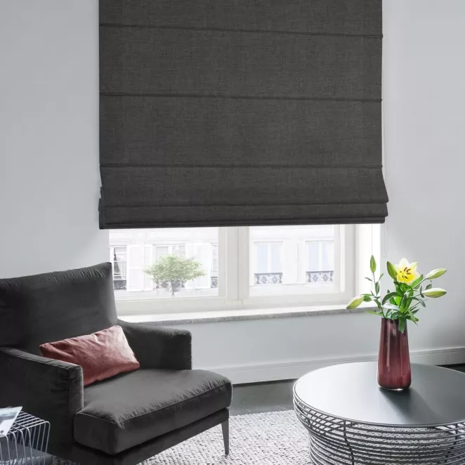 Roleta rzymska LOVELY grafitowa z widocznym ozdobnym splotem, o naturalnym charakterze