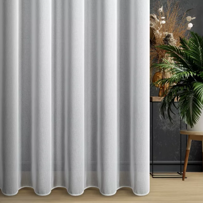 Firana szyta na taśmie fala biała z miękkiej tkaniny z dodatkiem przeźroczystej, połyskującej nici, wykończona obciążnikiem