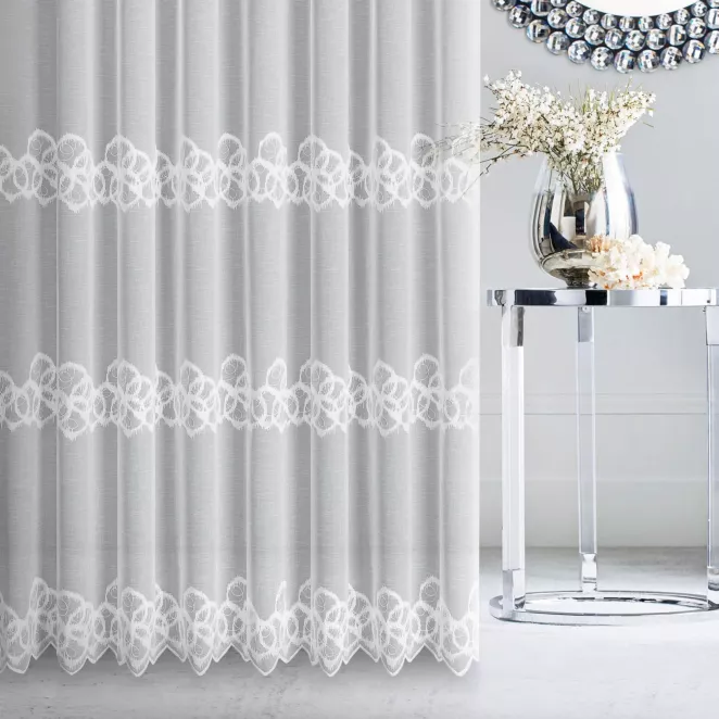 Firana szyta na flexach biała z matowej tkaniny ozdobionej haftem kordonkowym
