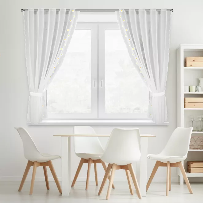 Komplet 2 szt. firan białych z etaminy zdobionych haftem stokrotek 140x180 cm tunel  -  BELLIS Eurofirany