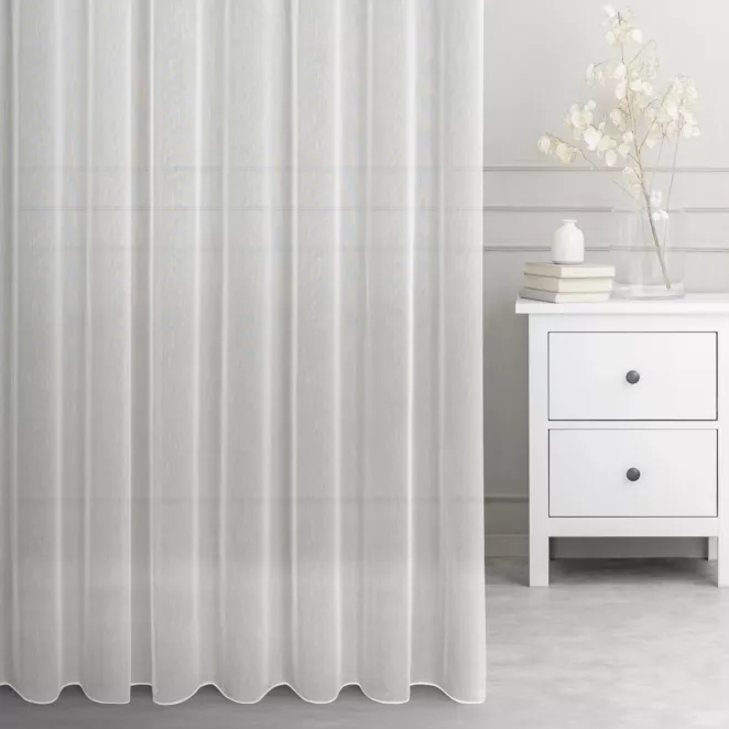 Firana szyta na taśmie 8 cm CAROLINA kremowa z miękkiej matowej tkaniny z efektem drobnego deszczyku, wykończona obciążnikiem