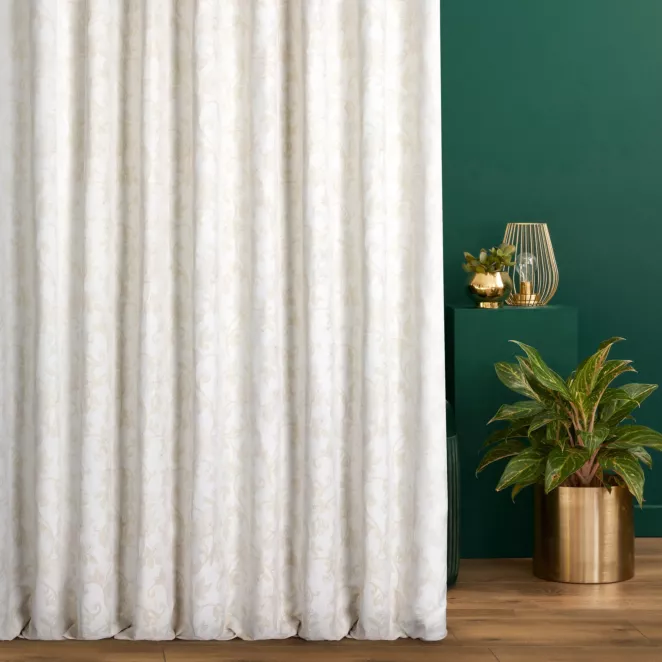 Zasłona szyta na taśmie fala kremowo złota z gładkiej tkaniny przeplatanej błyszczącą lureksową nicią o wzorze w kwiaty