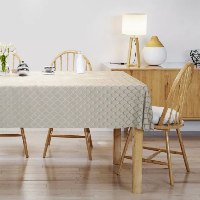 Obrus szyty kremowo złoty z szenilowej tkaniny w drobny geometryczny wzór przetykany błyszczącą nicią