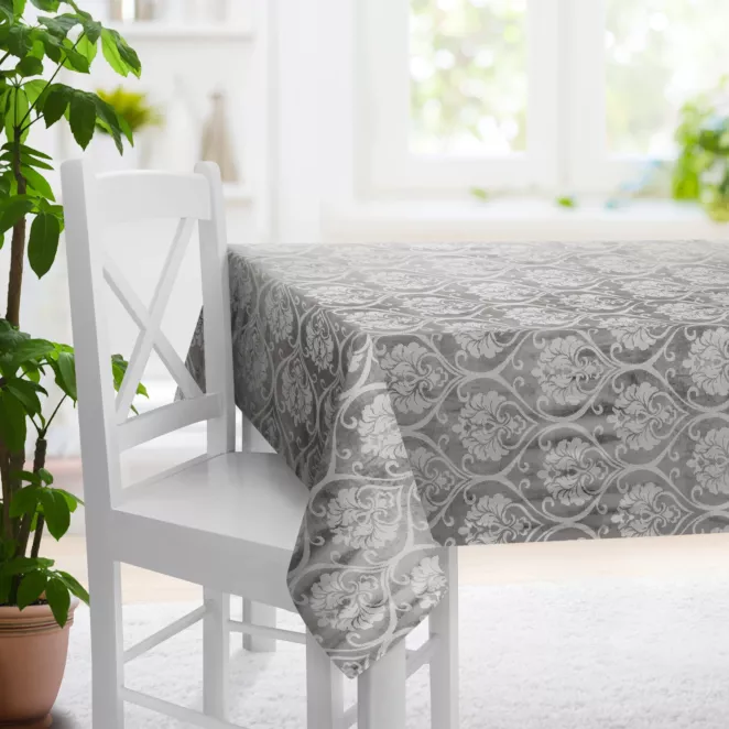 Obrus szyty stalowo srebrzysty z miękkiej tkaniny welwetowej z ornamentowym błyszczącym nadrukiem