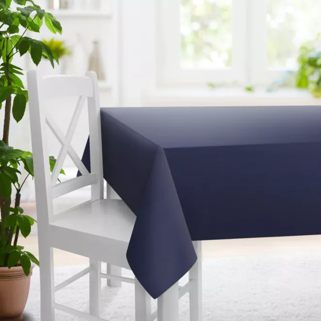 Obrus szyty STILLO granatowy o naturalnym charakterze, z widocznym, ozdobnym splotem