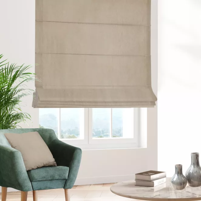 Roleta rzymska ciemnokremowa z miękkiej półmatowej tkaniny welwetowej