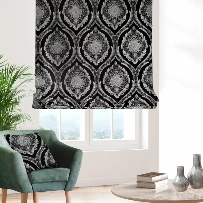 Roleta rzymska czarno srebrna z szenilowej tkaniny w klasyczny wzór ornamentowy przetykany błyszczącą nicią Italissima Eva Minge