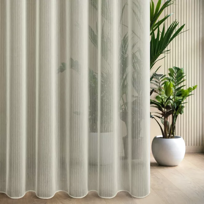 Firana szyta na taśmie 5 cm naturalna z drobnej siatki w pionowe prążki, wykończona obciążnikiem