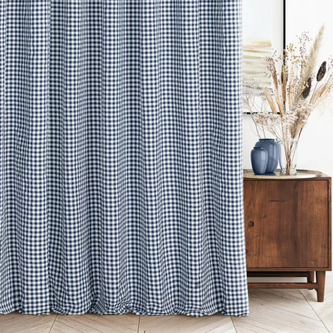 Zasłona szyta na flexach biało ciemnoniebieska z delikatnej tkaniny w kratkę