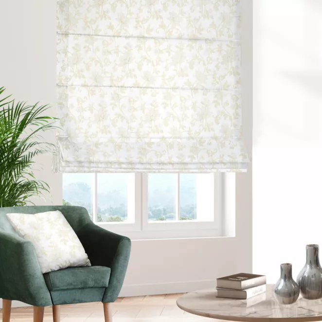 Roleta rzymska kremowo złota z gładkiej tkaniny przeplatanej błyszczącą lureksową nicią o wzorze w kwiaty