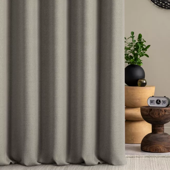 Zasłona szyta na taśmie fala popielata z tkaniny z jodełkowym wzorem geometrycznym