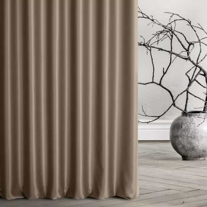Zasłona szyta na taśmie fala jasnobrązowa z tkaniny trudnopalnej, zaciemniającej, typu blackout