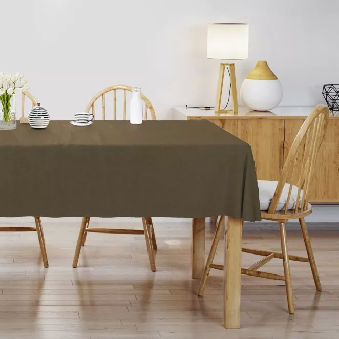 Obrus szyty brązowy o naturalnym charakterze, z widocznym, ozdobnym splotem