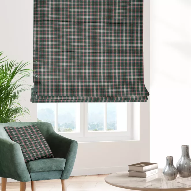 Roleta rzymska zielona z etaminy o geometrycznym wzorze w kratę, z dodatkiem bawełny