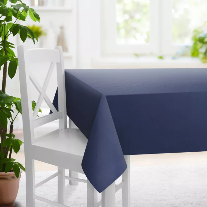 Obrus szyty granatowy z eleganckiej matowej tkaniny o drobnym splocie