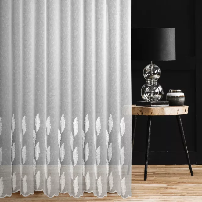 Firana szyta na flexach biała z delikatnej tkaniny zdobionej frędzlowym haftem