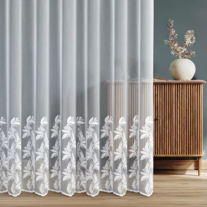 Firana szyta na taśmie fala biała z tkaniny z efektem deszczyku, zdobionej roślinnym haftem