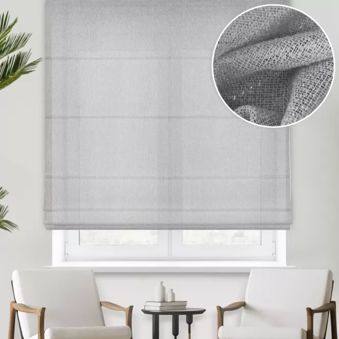 Roleta rzymska srebrna lekko połyskująca z efektem bukli, wykończona obciążnikiem