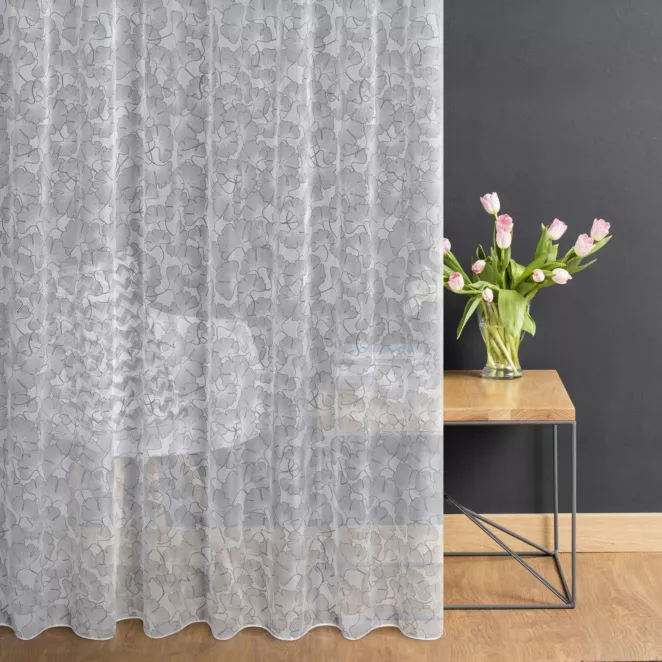 Firana szyta na taśmie 5 cm biało popielata z eleganckiej etaminy w drukowany, modny, botaniczny wzór