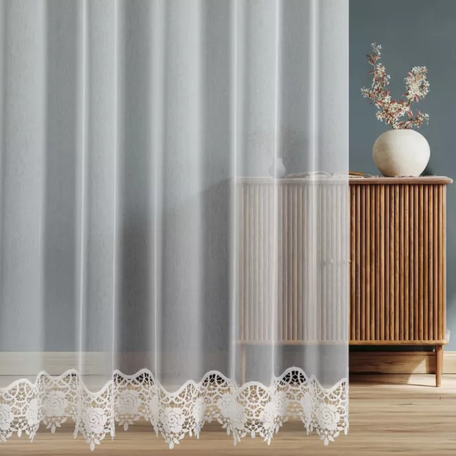 Firana szyta na taśmie fala biała z miękkiej, matowej tkaniny ozdobionej kwiatową aplikacją