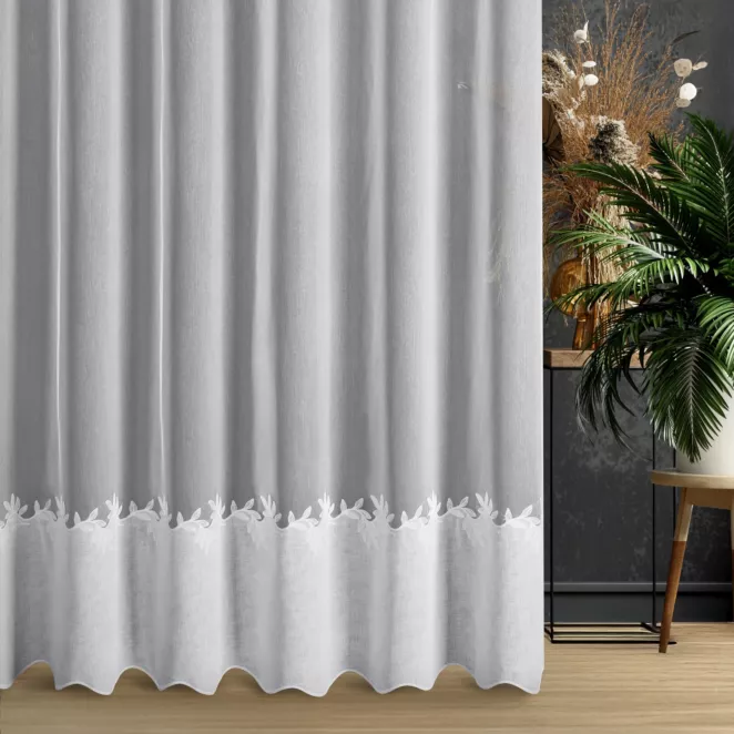 Firana szyta na taśmie 5 cm biała z matowej tkaniny z efektem deszczyku ozdobionej etaminową kornelią i haftem