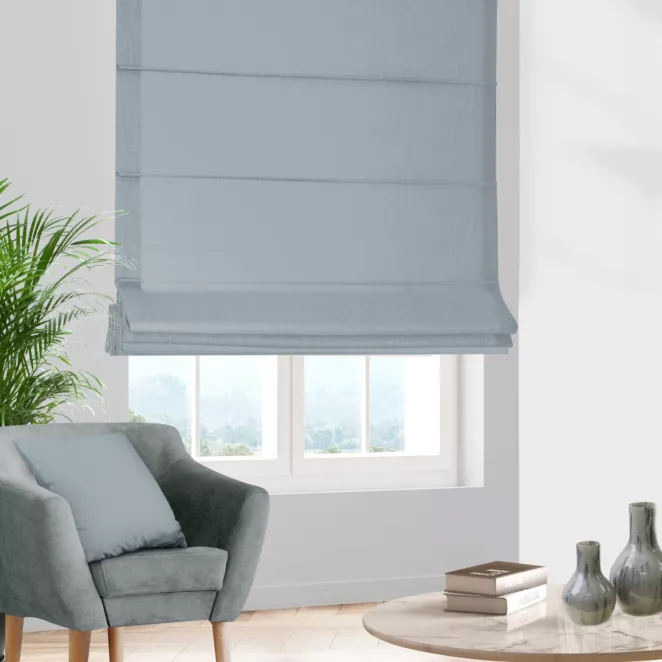 Roleta rzymska jasnoniebieska z gładkiej tkaniny zaciemniającej typu dimout