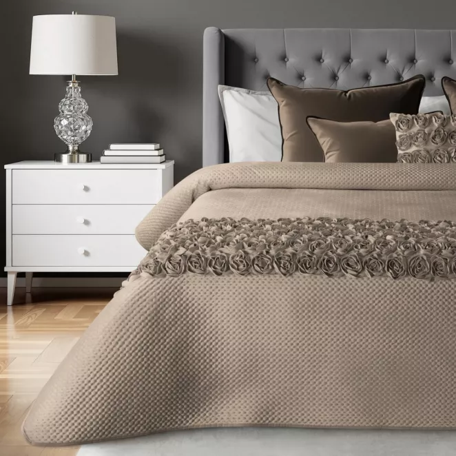 Narzuta welwetowa ciemnobeżowa 170x210 cm zdobiona pasem róż 3D ROSES Eva Minge Eurofirany