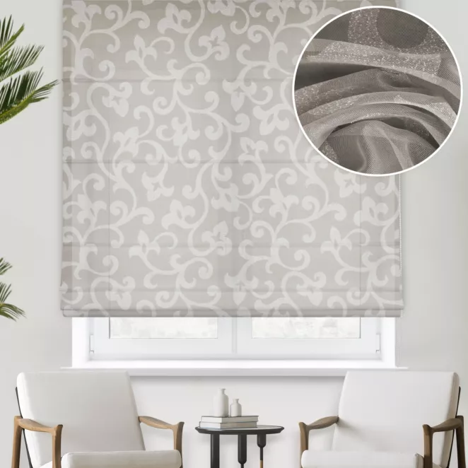 Roleta rzymska beżowa z miękkiej tkaniny o delikatnym połysku z nowoczesnym wzorem burnout, wykończona obciążnikiem