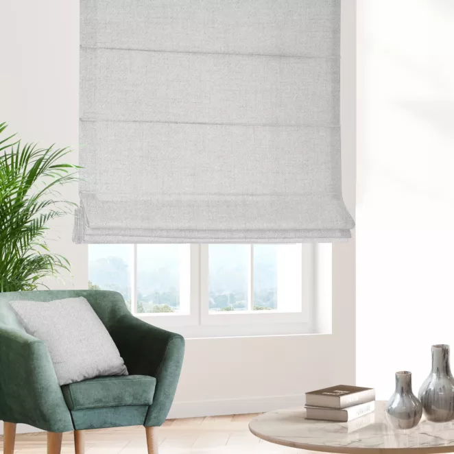 Roleta rzymska srebrna z tkaniny z jodełkowym wzorem geometrycznym