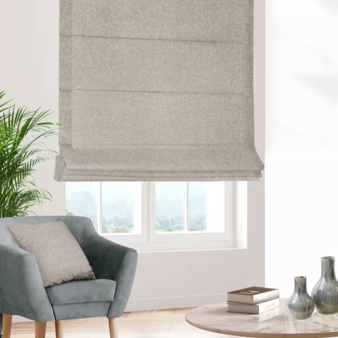 Roleta rzymska kremowa z tkaniny trudnopalnej, zaciemniającej, typu blackout z efektem melanżu