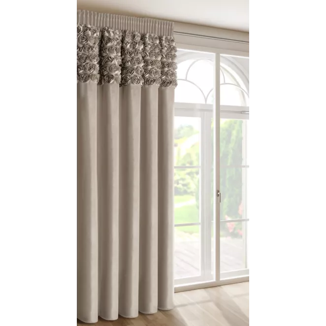 Zasłona ciemnobeżowa z welwetu zdobiona aplikacją 3D róż 140x270 cm taśma - ROSES Eva Minge Eurofirany