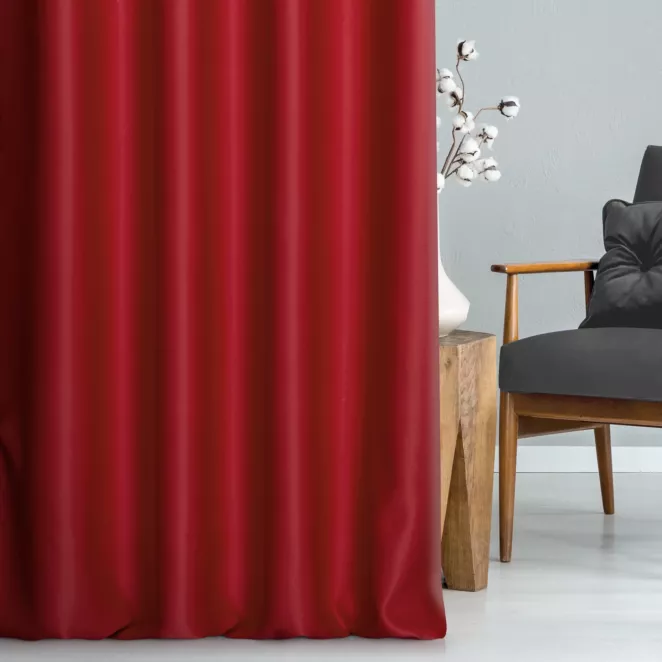Zasłona szyta na taśmie fala bordowa z gładkiej zaciemniającej tkaniny typu dimout