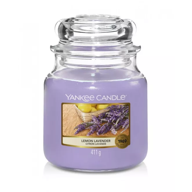 Średnia świeca zapachowa w szklanym słoiku z pokrywką YANKEE CANDLE o zapachu Lemon Lavender