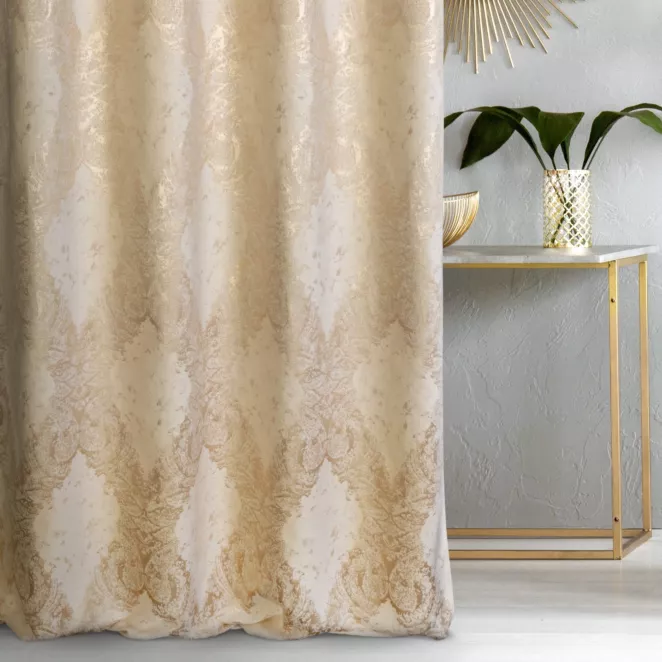 Zasłona szyta na taśmie fala kremowo złota z szenilowej tkaniny w drobny geometryczny wzór przetykany błyszczącą nicią