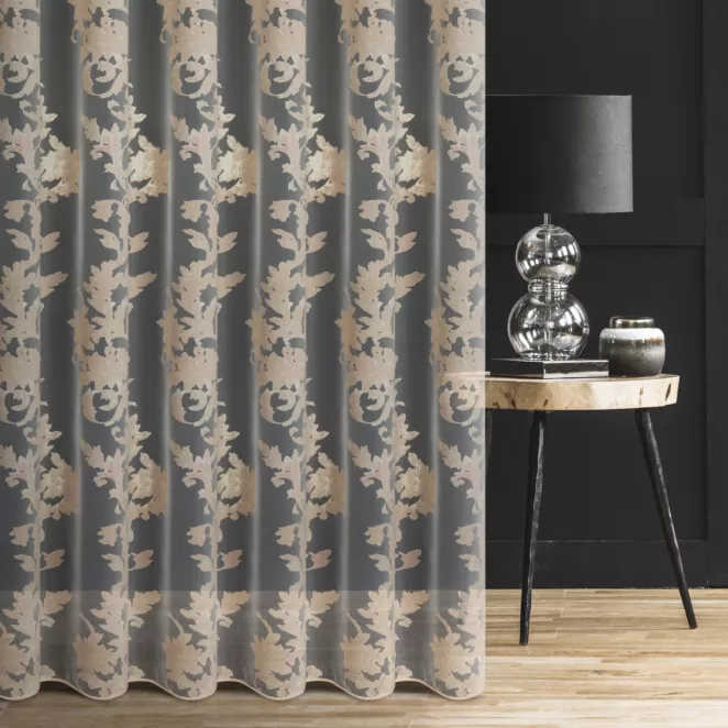 Firana szyta na taśmie fala naturalno pudrowa z przezroczystej organtyny ozdobionej dużym, połyskliwym wzorem ornamentowym, wykończona obciążnikiem Italissima Eva Min