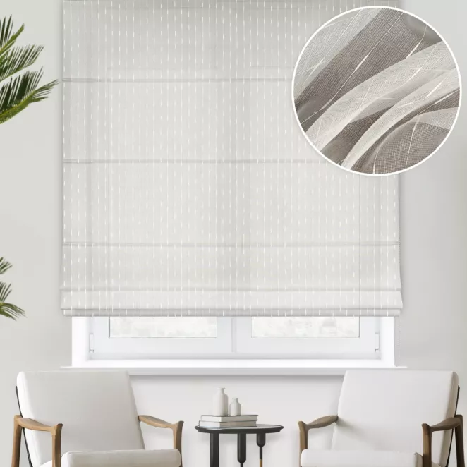 Roleta rzymska kremowa z matowej tkaniny z efektem pionowych prążków, wykończona obciążnikiem