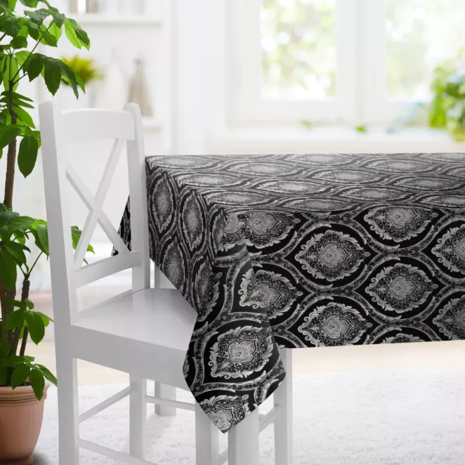 Obrus szyty czarno srebrny z szenilowej tkaniny w klasyczny wzór ornamentowy przetykany błyszczącą nicią Italissima Eva Minge