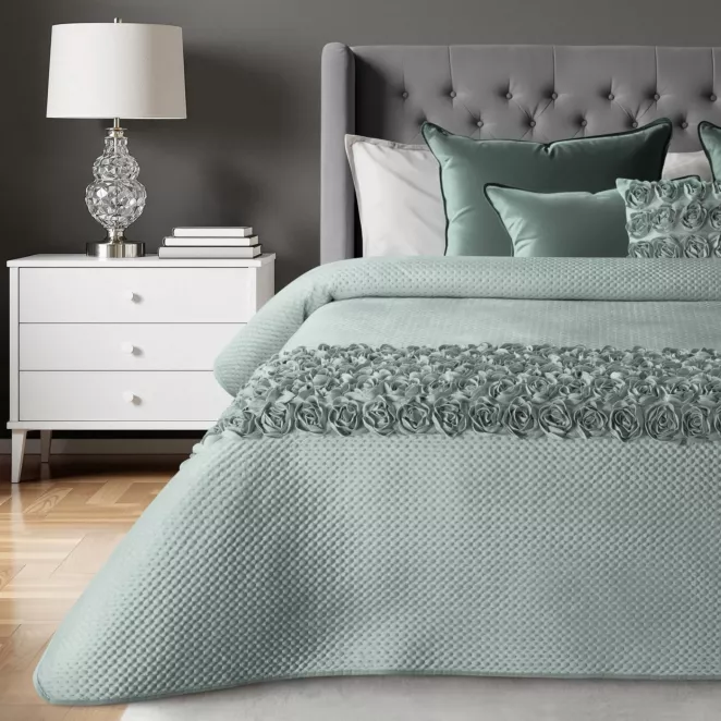 Narzuta welwetowa miętowa 170x210 cm zdobiona pasem róż 3D ROSES Eva Minge Eurofirany