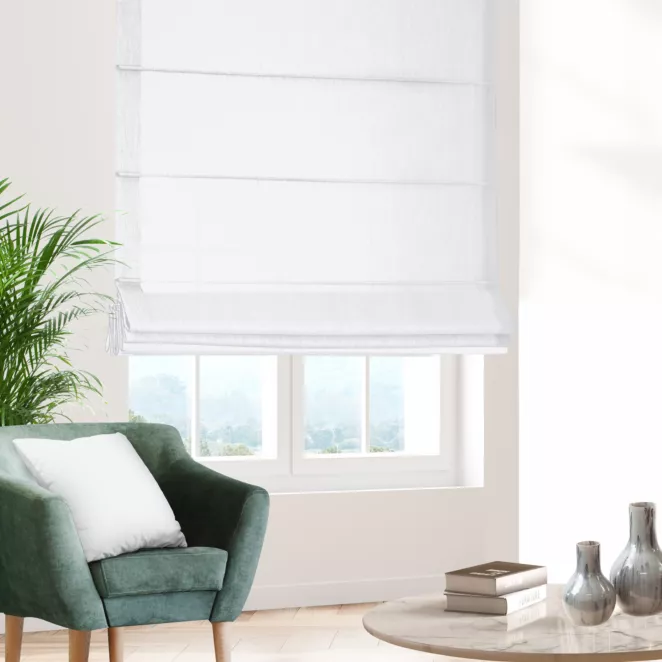 Roleta rzymska biała z gładkiej tkaniny typu dimout wykończona obciążnikiem