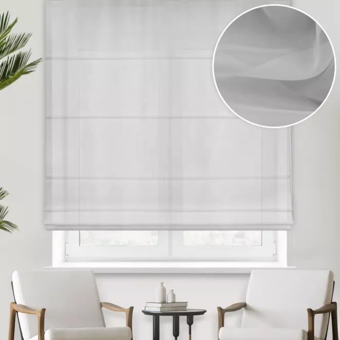 Roleta rzymska jasnoszara z matowego jedwabiście miękkiego woalu, wykończona obciążnikiem